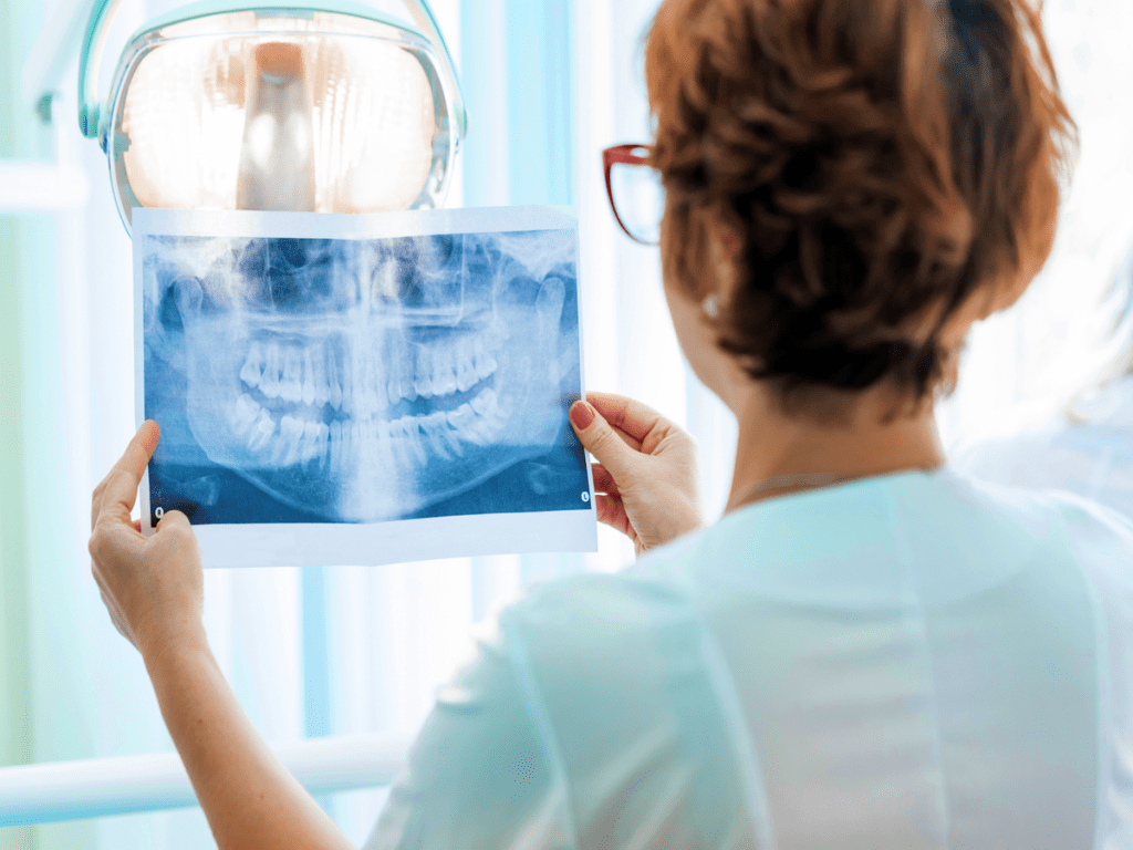 Experto en Radiología dental y Periodoncia