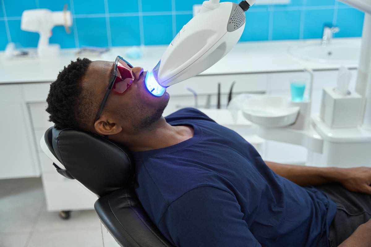 Imagen destacada de “Cómo tratar la sensibilidad dental tras un blanqueamiento”