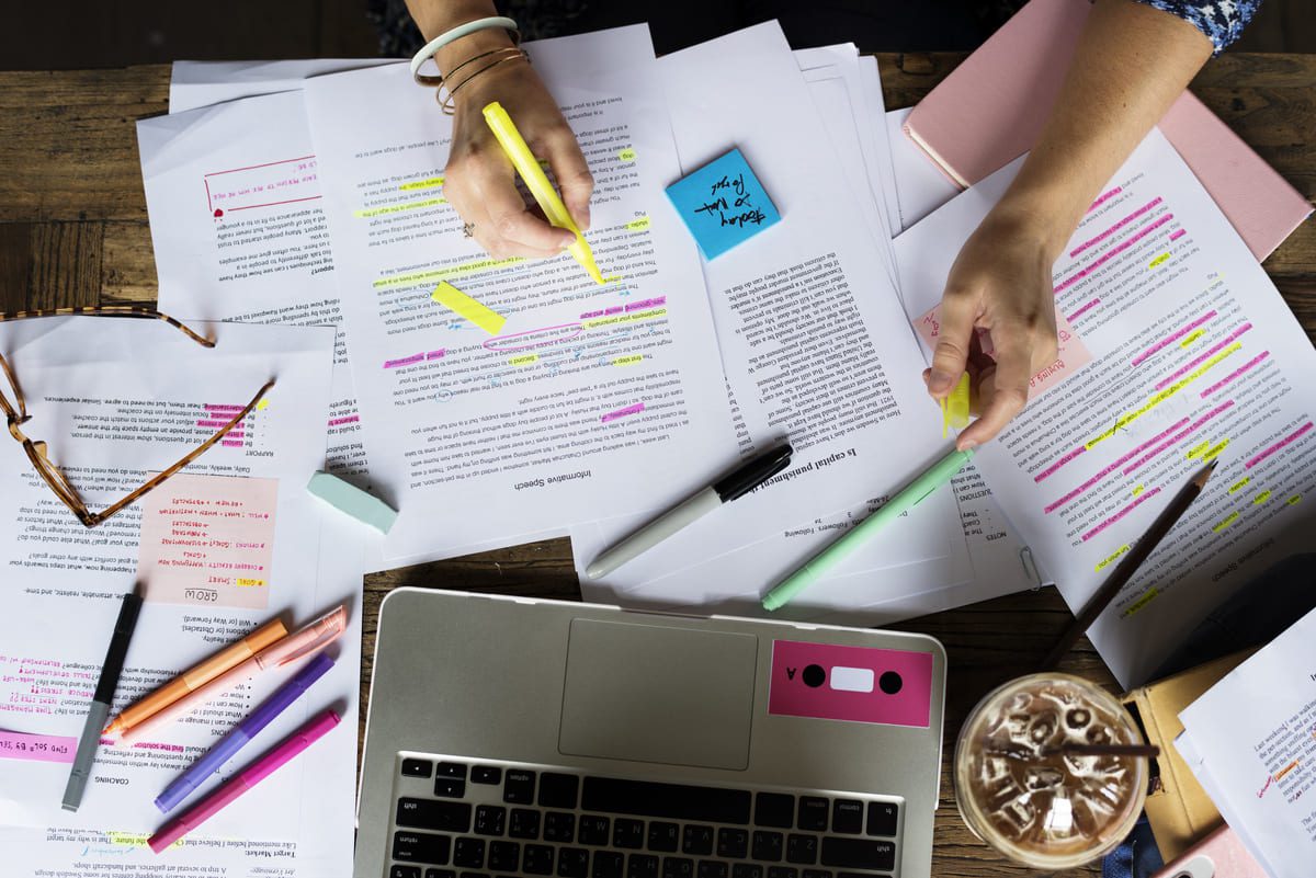 Imagen destacada de “Cómo organizar tu estudio para las oposiciones a celador: método y planificación”