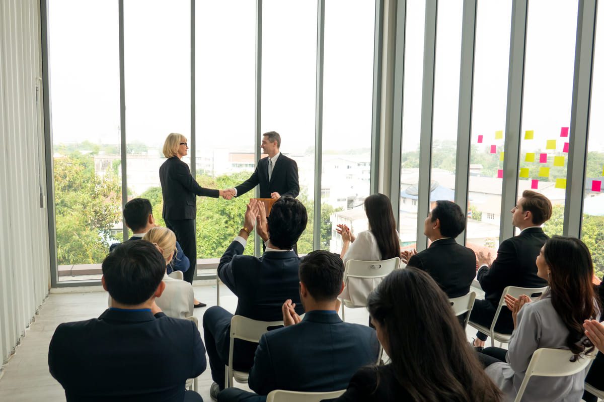 Imagen destacada de “Conoce las diferencias entre etiqueta profesional y protocolo empresarial”