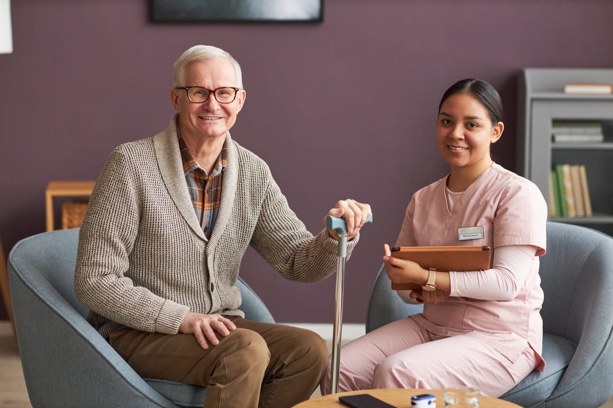 Imagen destacada de “Salidas laborales del auxiliar de geriatría en el sector sociosanitario”