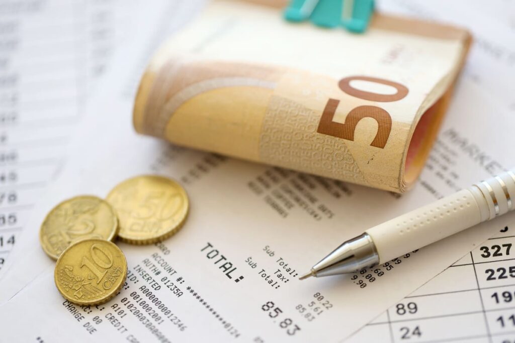 Profesionales trabajando en distintos sectores donde es necesario formarse en contabilidad empresarial.