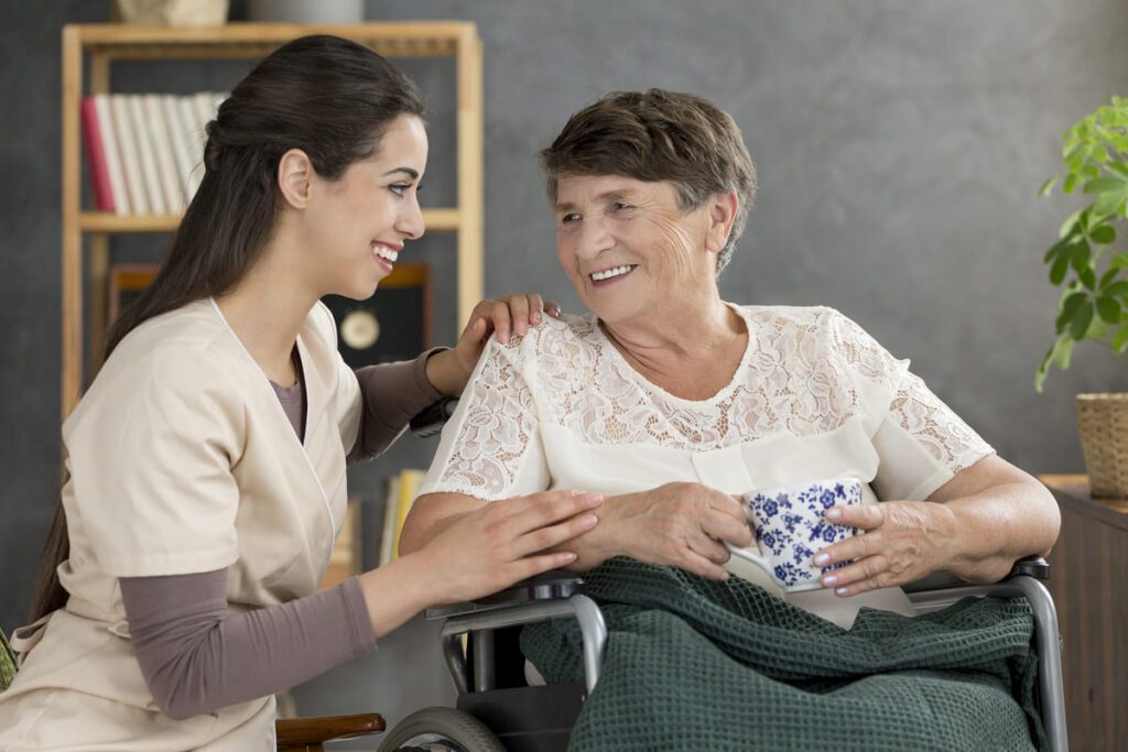 Preparación de alimentos y tareas del hogar, incluidas dentro de las funciones del auxiliar de ayuda a domicilio.