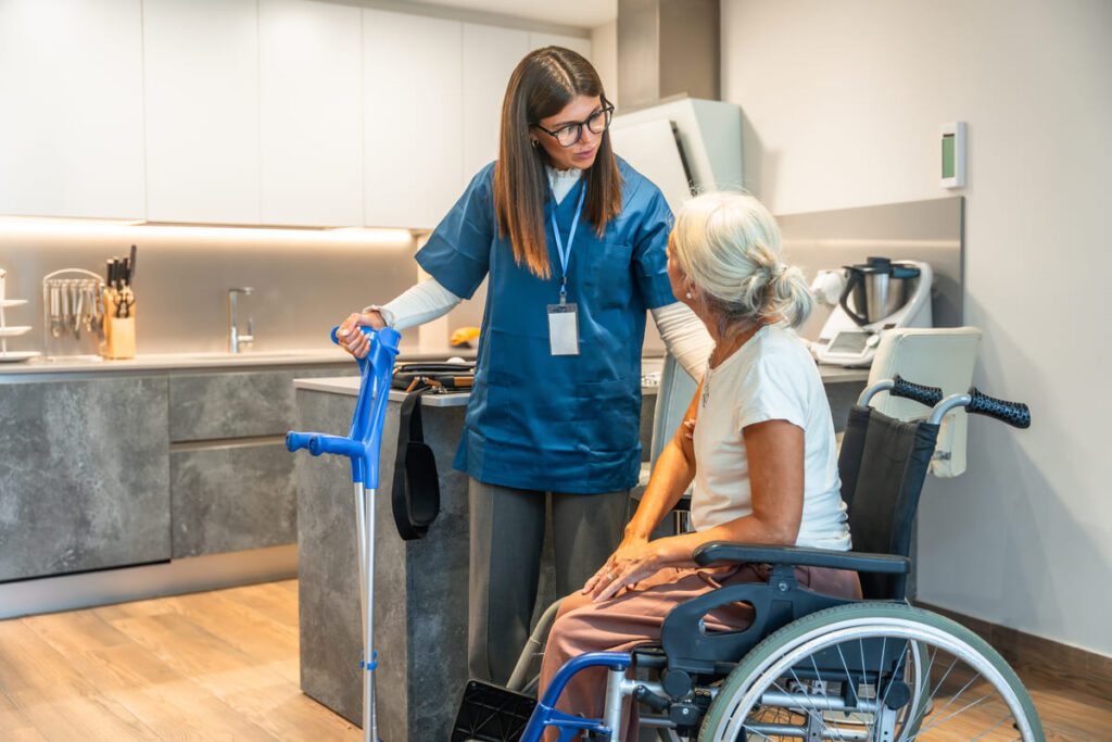 Auxiliar utilizando técnicas de comunicación empática, una habilidad fundamental al formarse para cuidar a personas con Alzheimer.