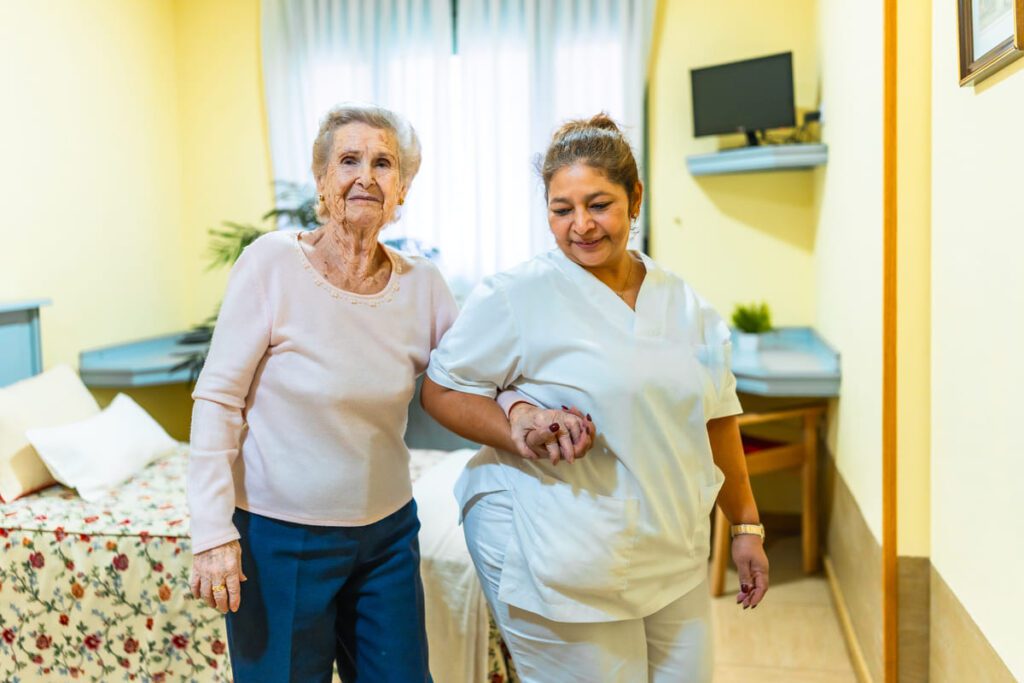 Profesional en entorno de aprendizaje, ilustrando el proceso de formarse para cuidar a personas con Alzheimer y adquirir competencias clave.