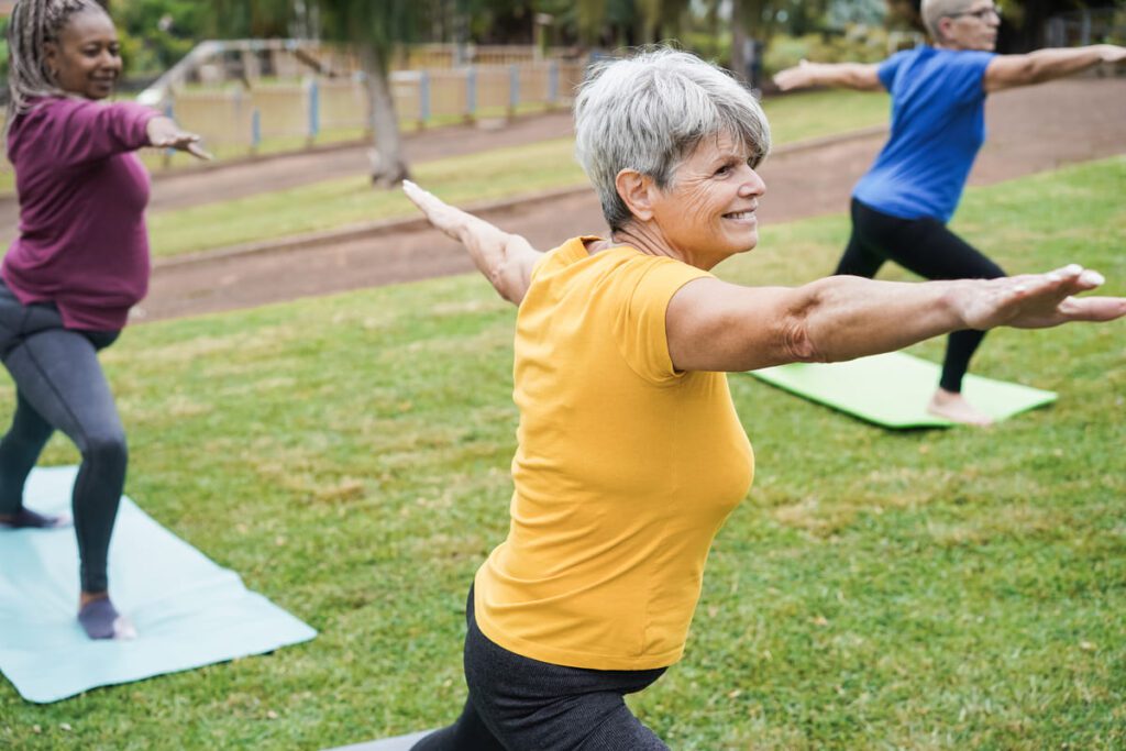Entrenamiento funcional enfocado en potenciar el equilibrio y la fuerza en personas mayores para una vida activa.
