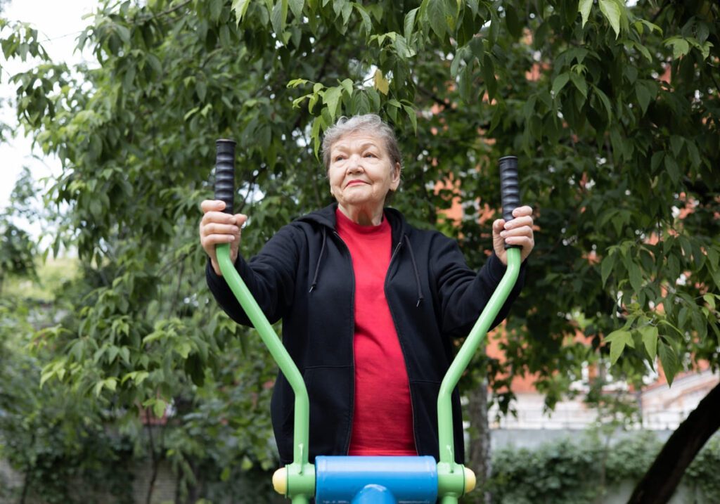 Persona mayor realizando ejercicios específicos para mejorar el equilibrio y la fuerza en personas mayores y evitar riesgos de caídas.