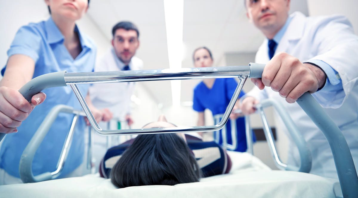 Imagen destacada de “Cómo se organiza un turno de celador en urgencias hospitalarias”