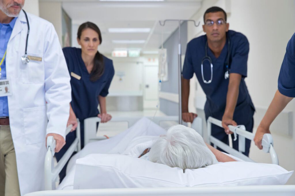 Equipo sanitario coordinándose con el turno de celador en urgencias hospitalarias de un centro público.