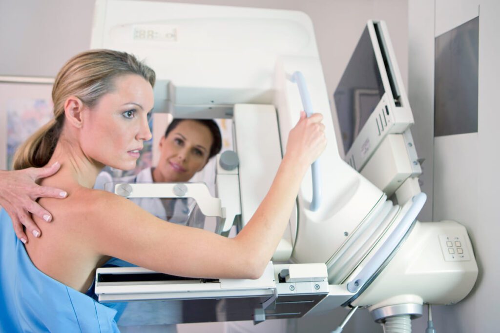 Técnico de radiología ajustando el posicionamiento radiológico en pacientes con limitaciones de movilidad.