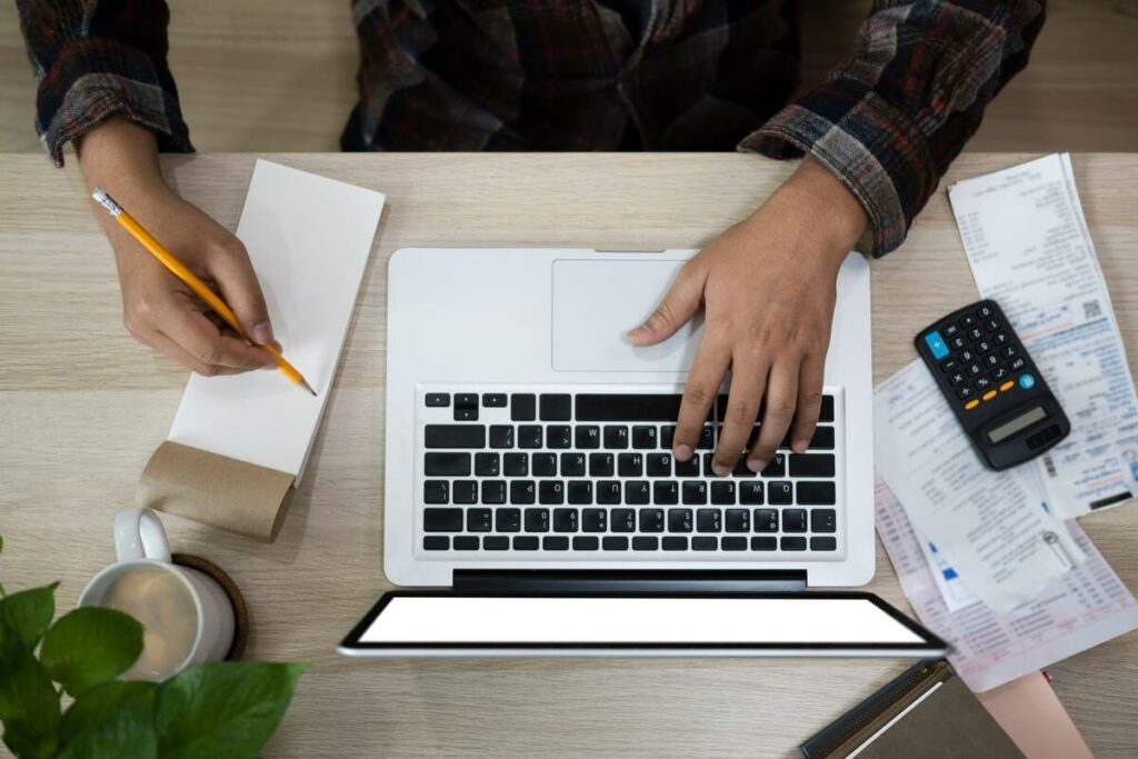 Pantalla de ordenador mostrando cálculos salariales para detectar posibles incidencias de nómina mensuales.