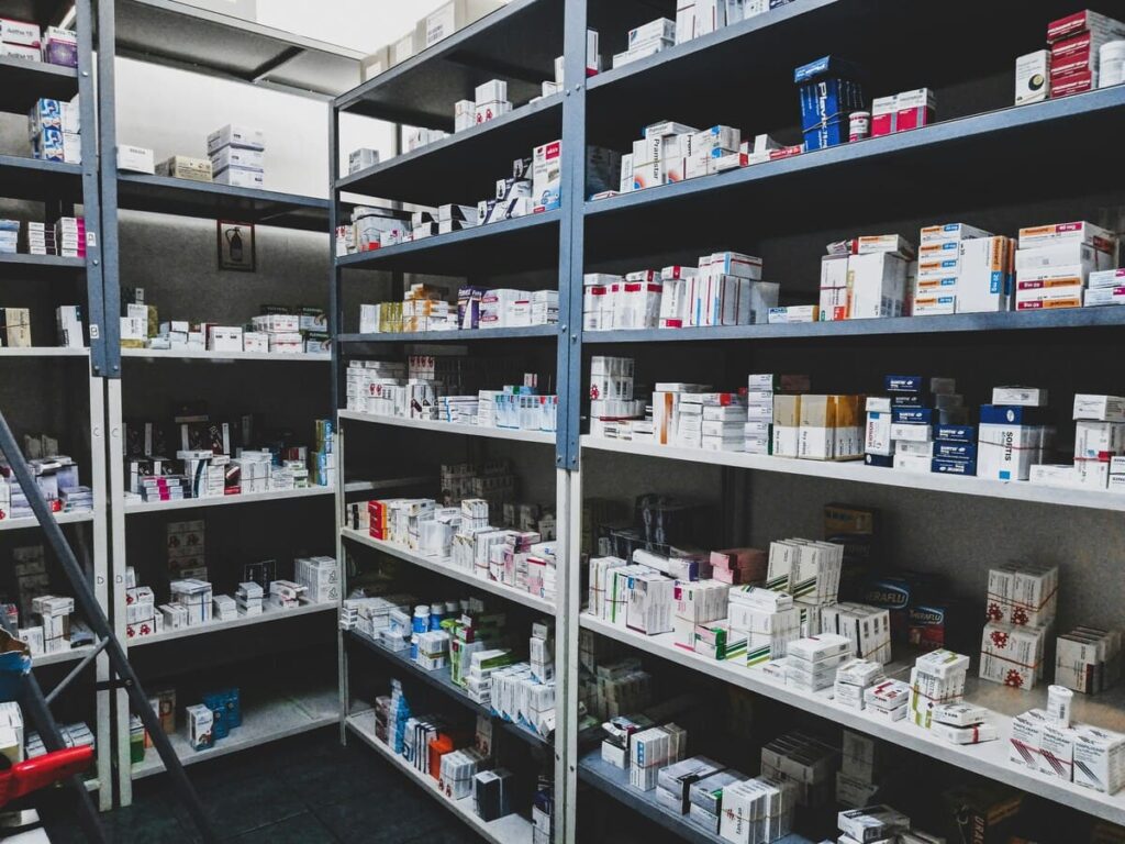 Gestión de pedidos y distribución de suministros hospitalarios por un celador en el almacén sanitario.