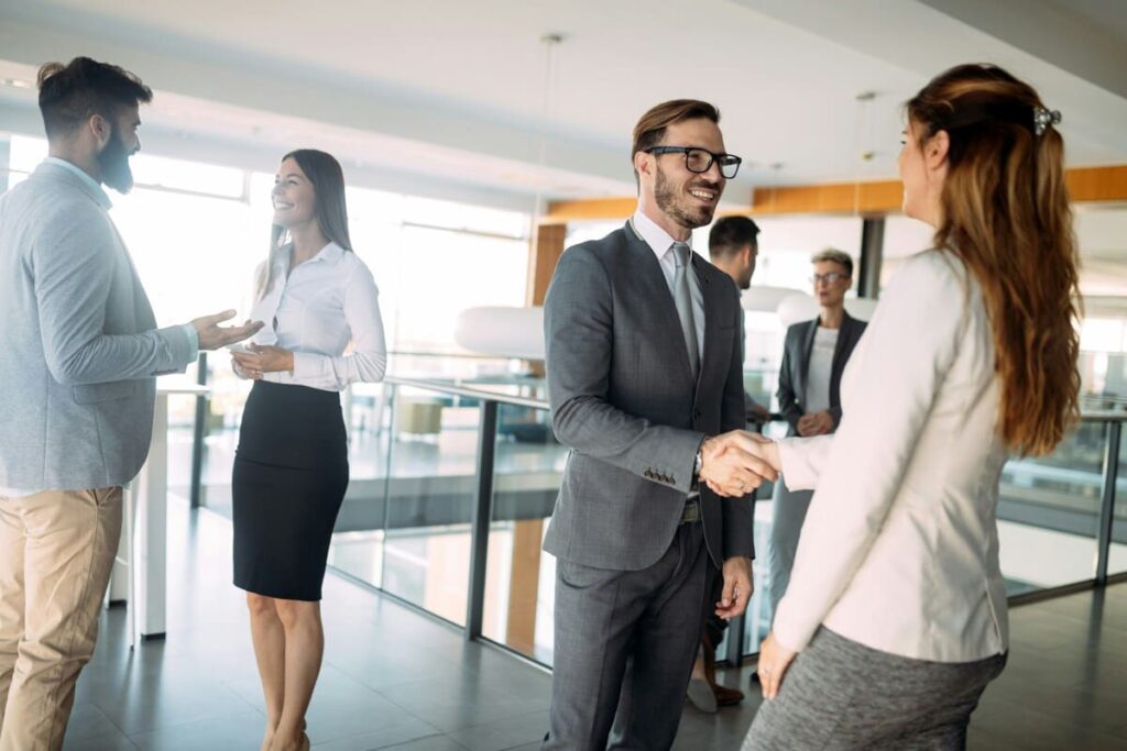 Profesional definiendo el perfil profesional del experto en protocolo en una reunión corporativa