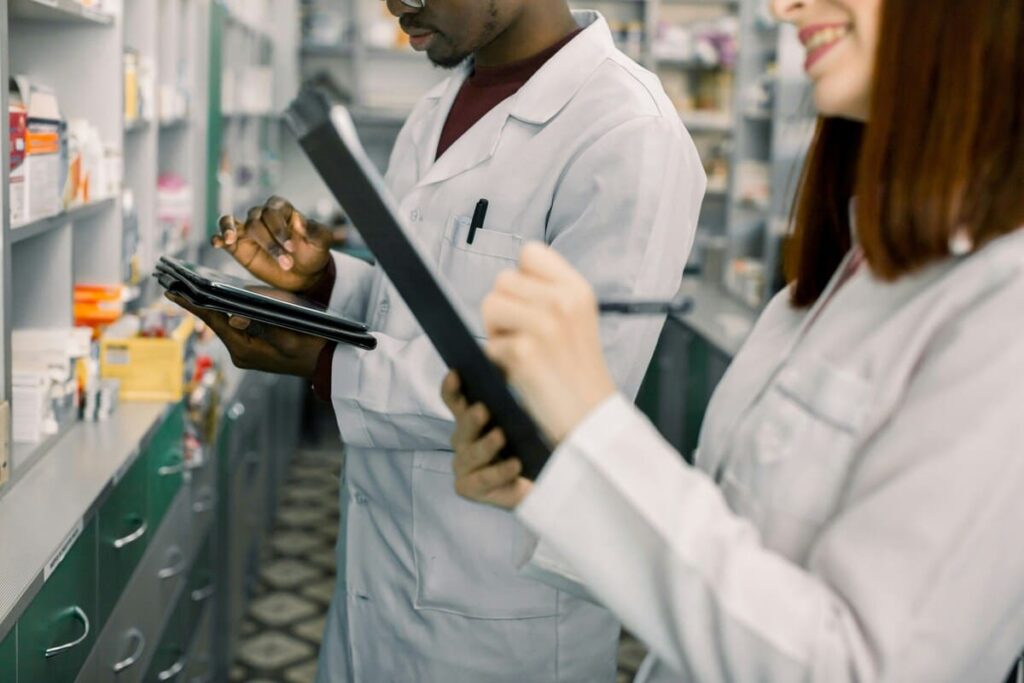 Profesional desempeñando su labor como celador en el almacén sanitario revisando el stock de material médico.