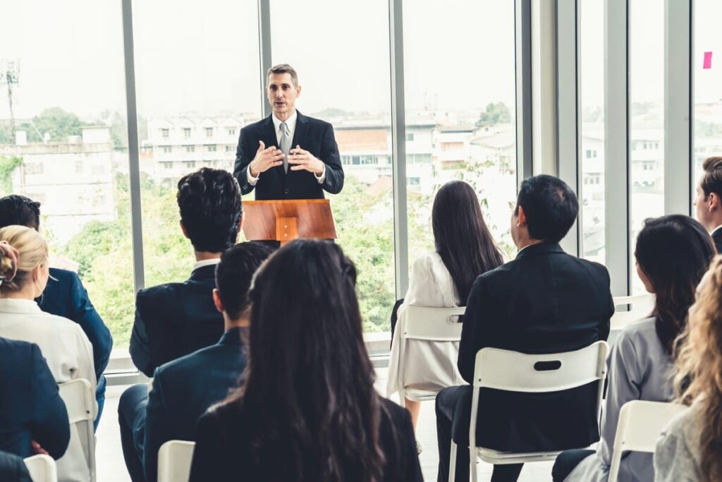 Mesa de conferencias organizada incorrectamente ilustrando errores de protocolo en eventos empresariales.