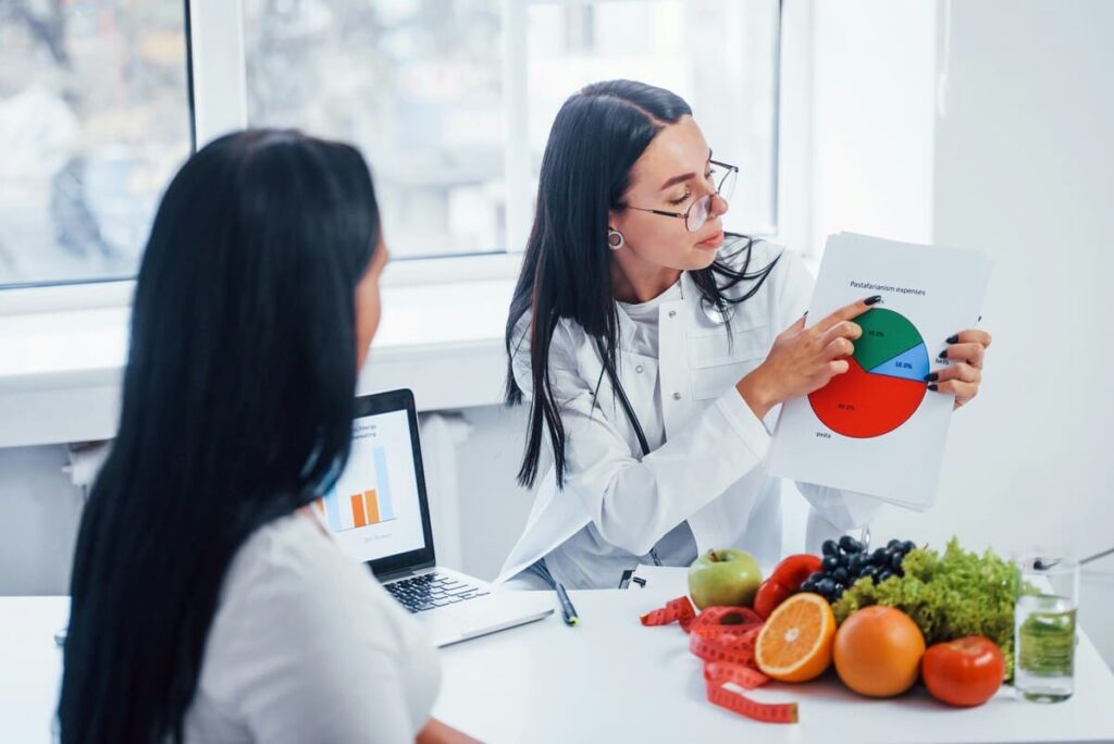Profesional definiendo su nicho de mercado para conseguir clientes como coach nutricional en entornos digitales.