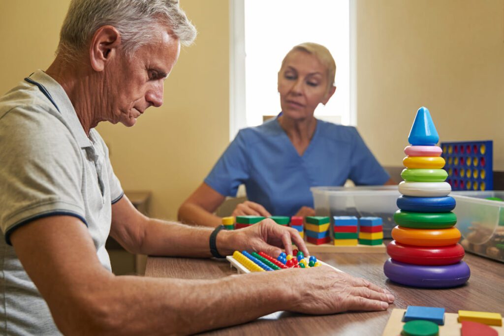 Reunión de equipo para la coordinación entre cuidadores en pacientes con Alzheimer.
