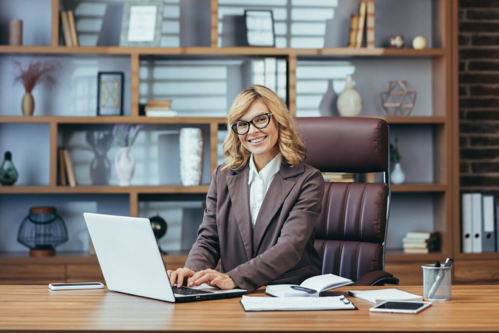 Recepcionista aplicando las habilidades de comunicación y ofimática sobre qué se estudia en un curso de secretariado y atención al cliente.
