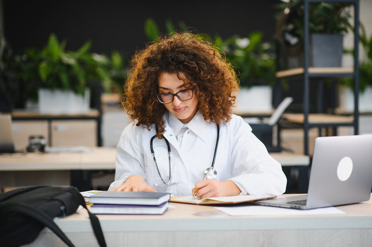 Imagen destacada de “Qué estudiar para las oposiciones de administrativo sanitario: requisitos, temario y consejos”