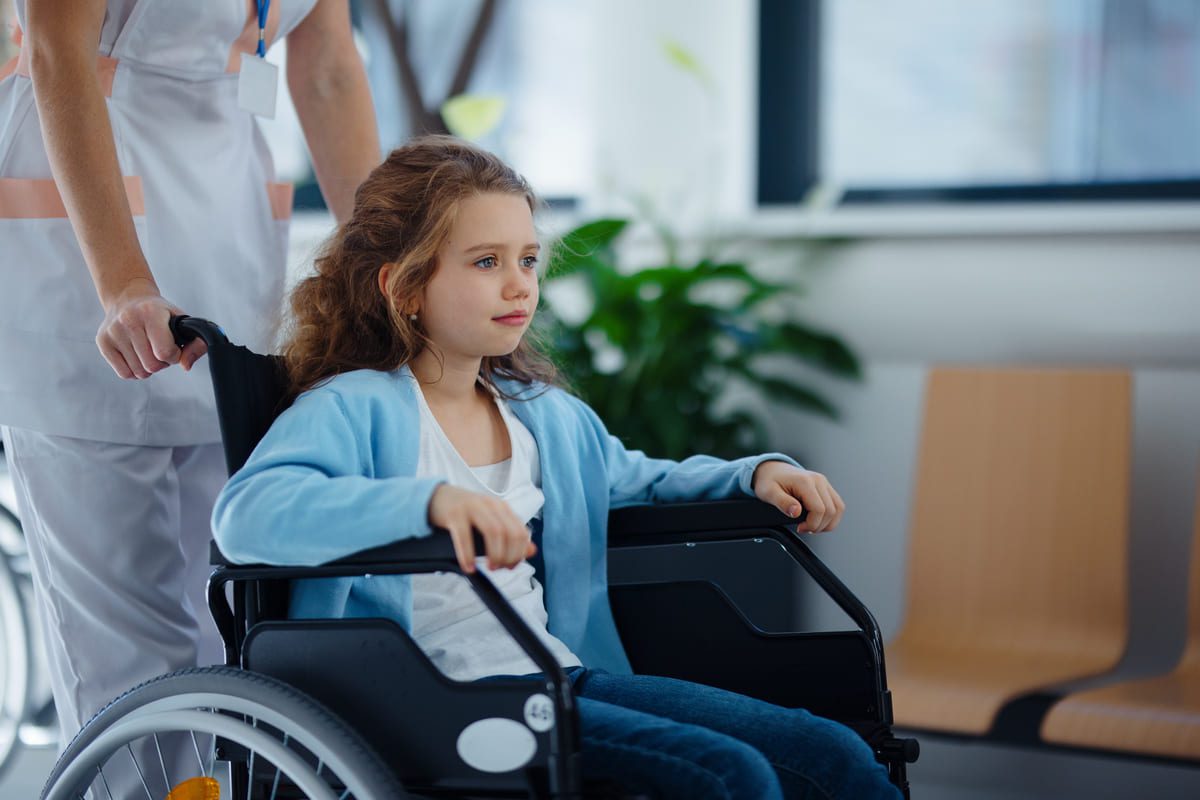 Imagen destacada de “Celador con pacientes pediátricos: qué debe saber”