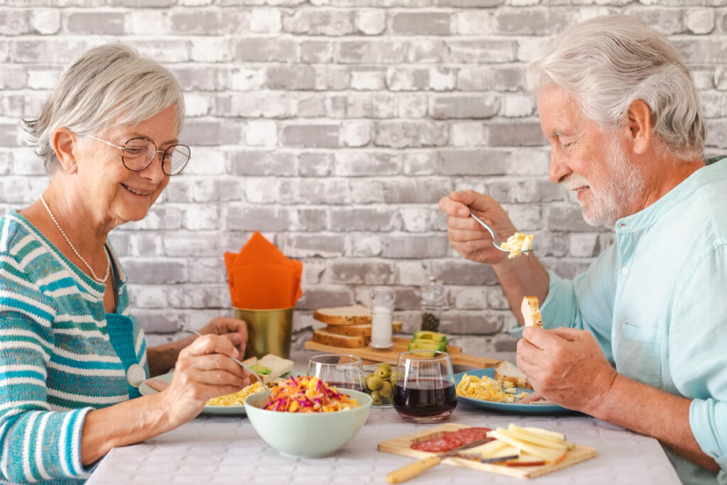 Nutrientes esenciales en las dietas específicas para personas mayores: claves para una nutrición óptima