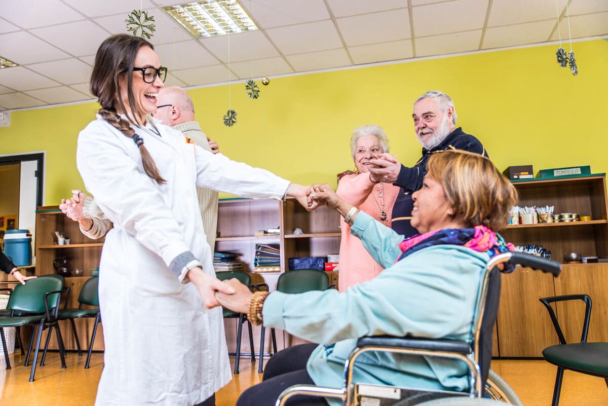 Imagen destacada de “La importancia del celador en la rehabilitación de pacientes post-quirúrgicos”