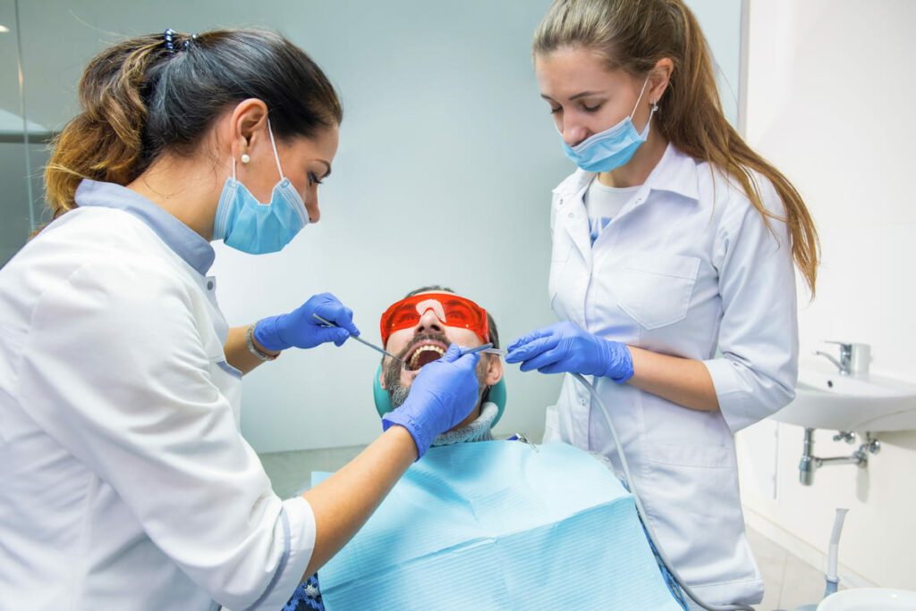 Técnicas modernas en la limpieza dental profesional: Limpieza dental con tecnología láser
