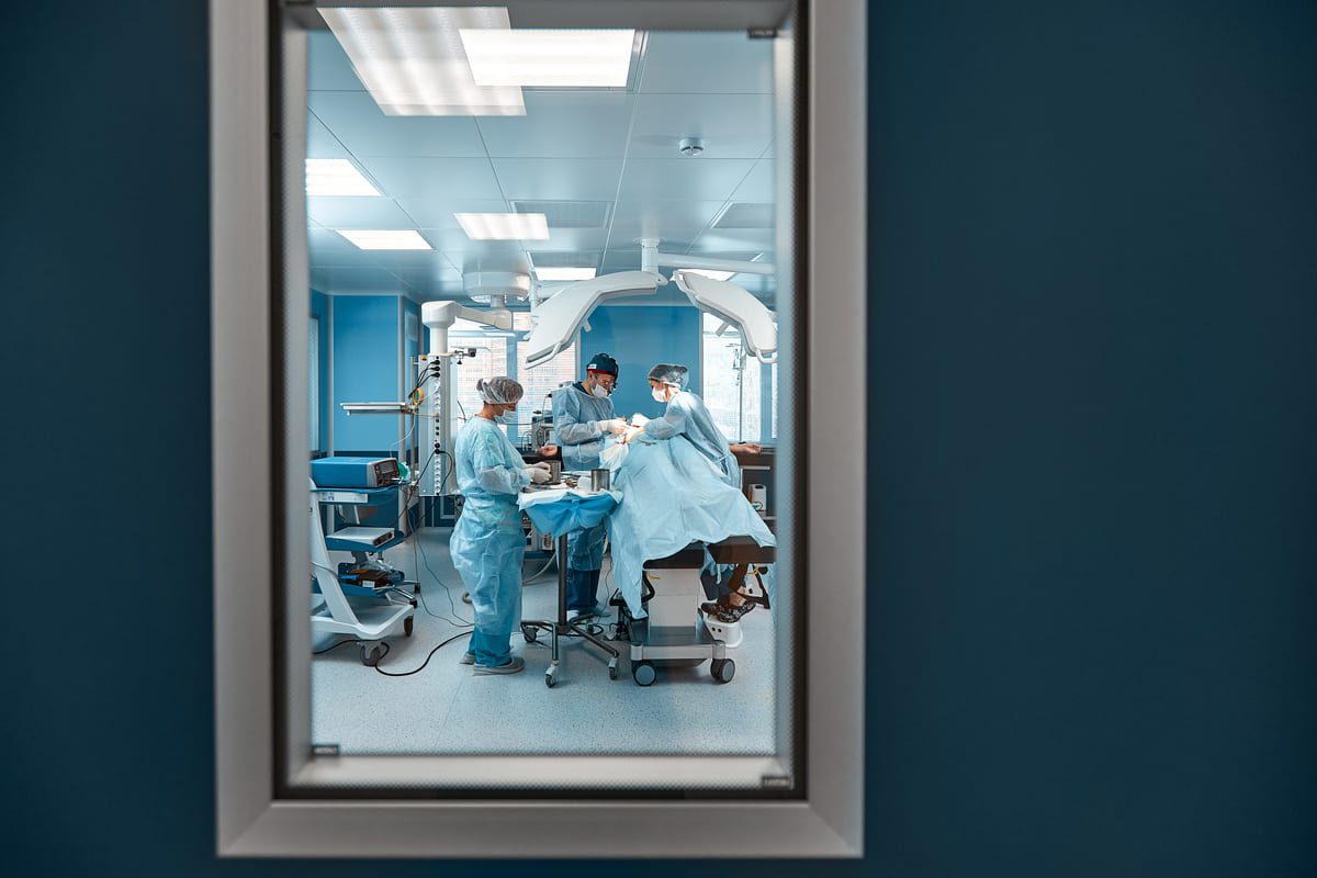 Imagen destacada de “Cómo preparar una sala de operaciones: Guía completa”