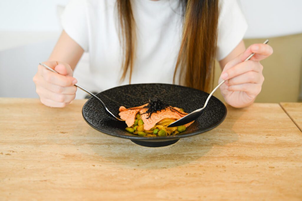 Mito 4 El pescado crudo es una fuente saludable de proteínas y nutrientes