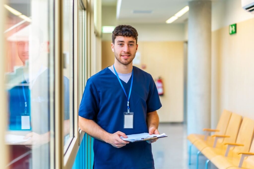 Diferencias entre celador sanitario y celador de instituciones sociales: Celador sanitario