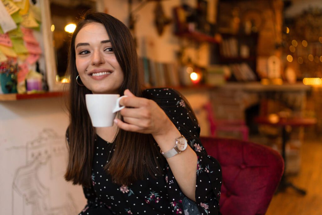 Consumir alimentos y bebidas que manchan los dientes