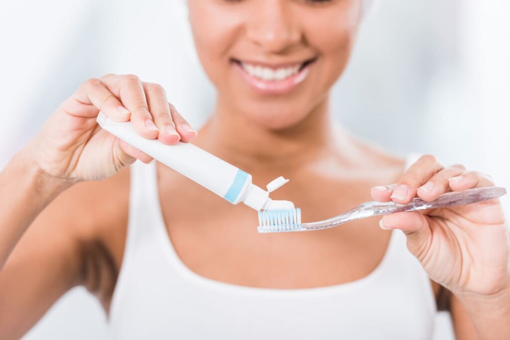 Errores habituales tras un blanqueamiento dental: Descuidar la higiene bucodental