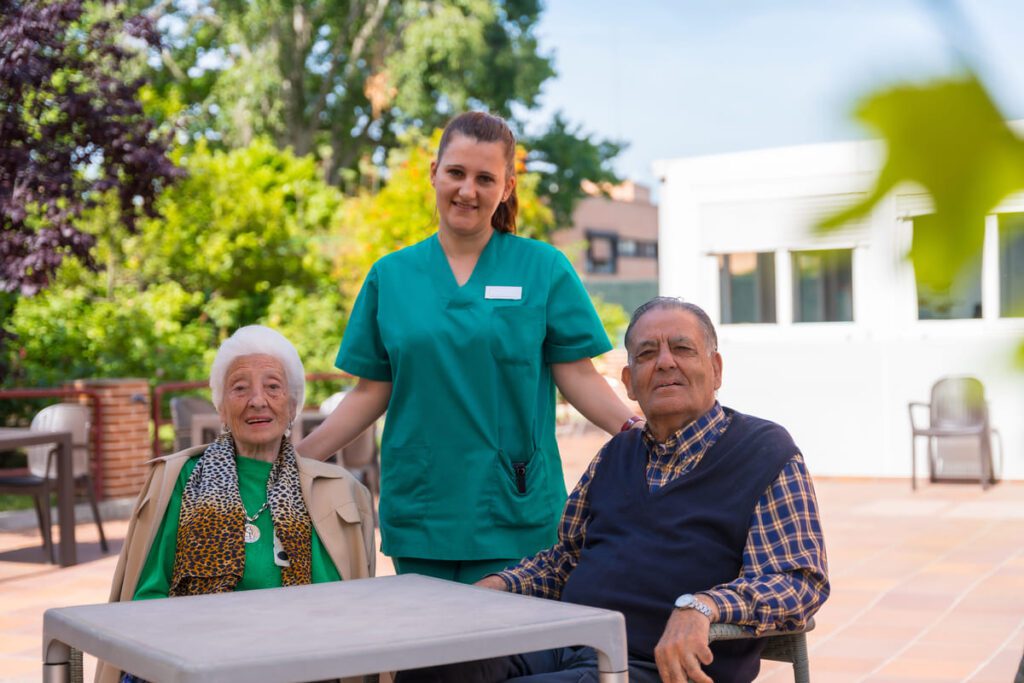 Funciones de un auxiliar de geriatría en residencias y centros de día