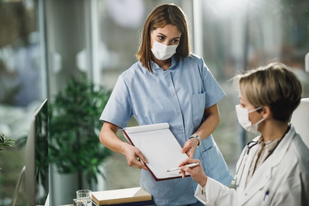 Profesional realizando la recepción y primera toma de contacto, labor del administrativo en la gestión de pacientes.