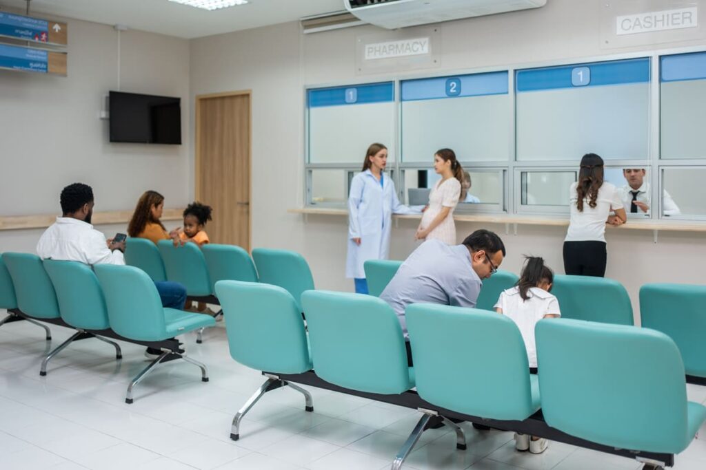 Auxiliar realizando tareas de coordinación, una de las funciones del auxiliar administrativo en centros de salud más importantes.