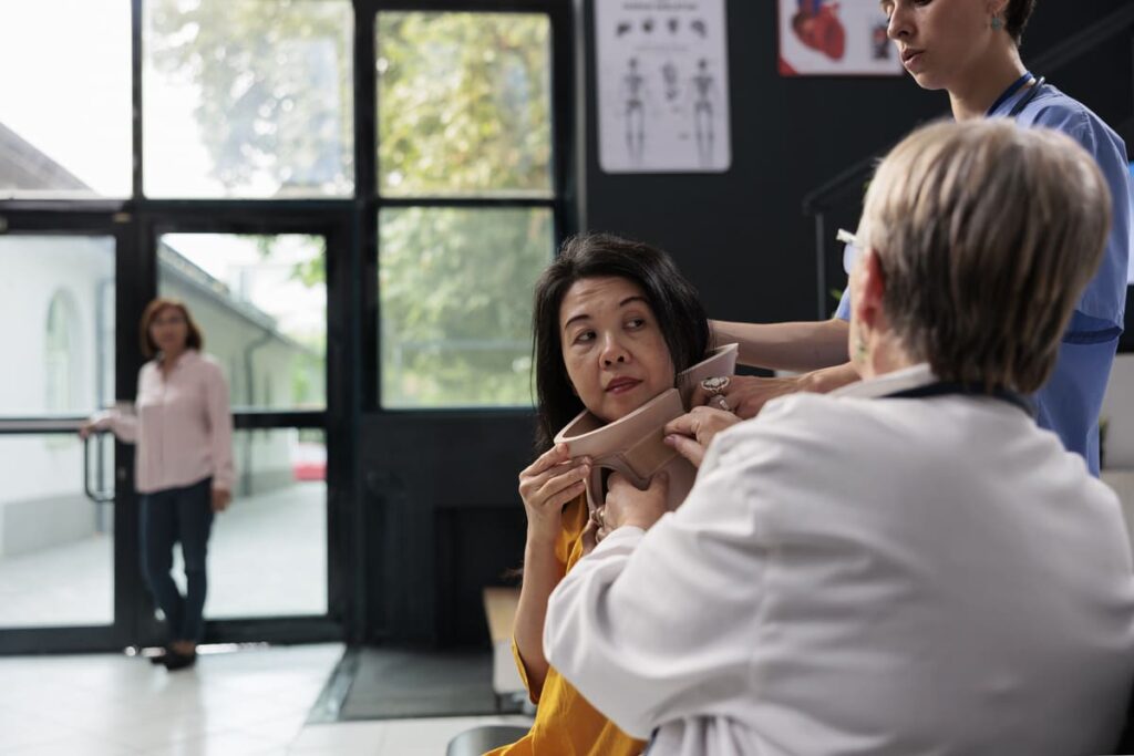 Técnicas de desescalada verbal para manejar situaciones con familiares alterados en el servicio de urgencias.