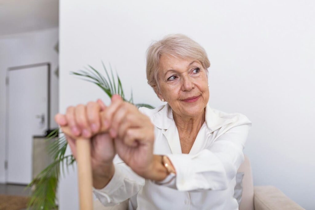 Hogar adaptado con barandillas y suelos antideslizantes para pacientes en fases moderadas de Alzheimer
