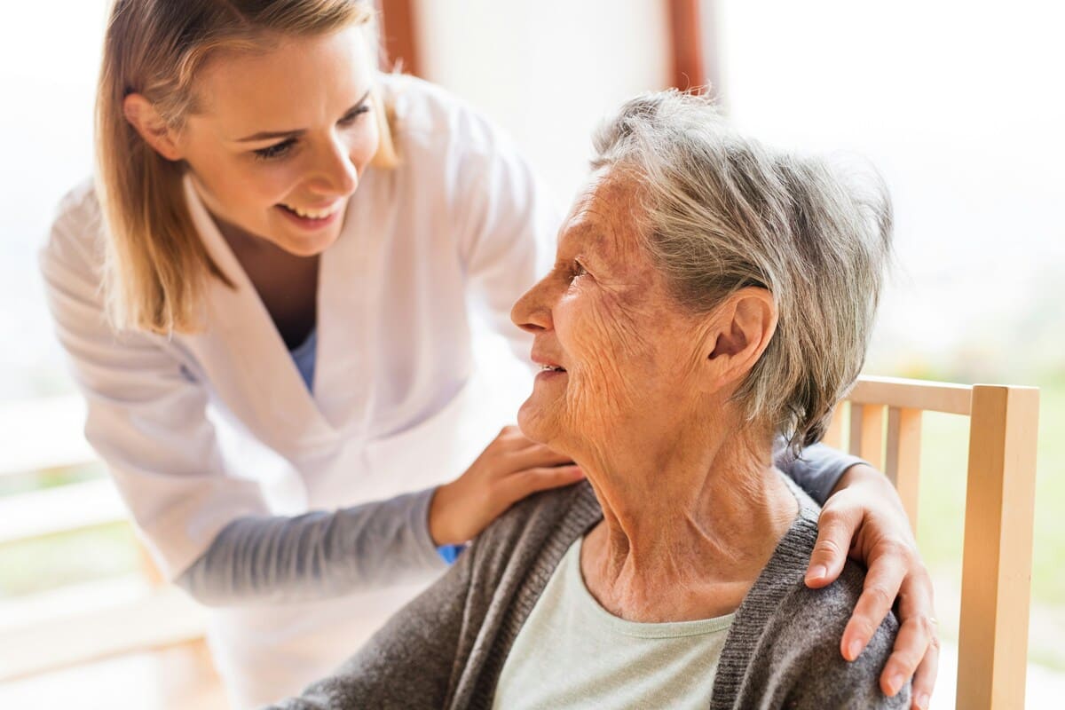 Imagen destacada de “Técnicas para redirigir conversaciones en Alzheimer sin generar frustración”